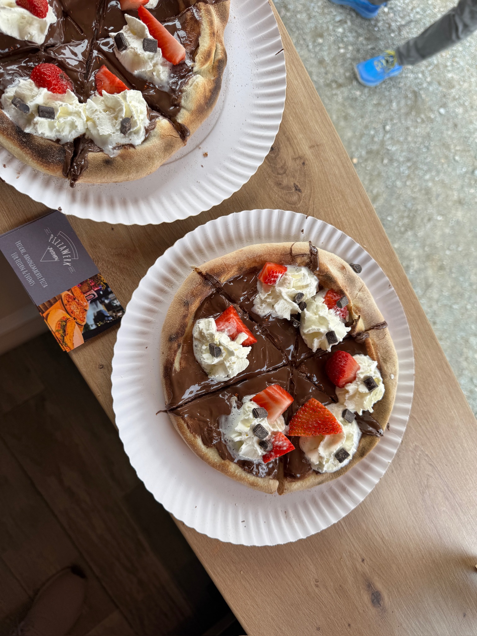 Dessert-Pizza mit Schokolade und Erdbeeren